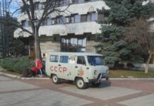 Уазка със сърп и чук и надпис СССР се превърна в част от коледната украса на Дупница