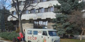 Уазка със сърп и чук и надпис СССР се превърна в част от коледната украса на Дупница
