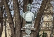 Заляха с бяла боя паметника на българомразеца Граф Игнатиев във Варна