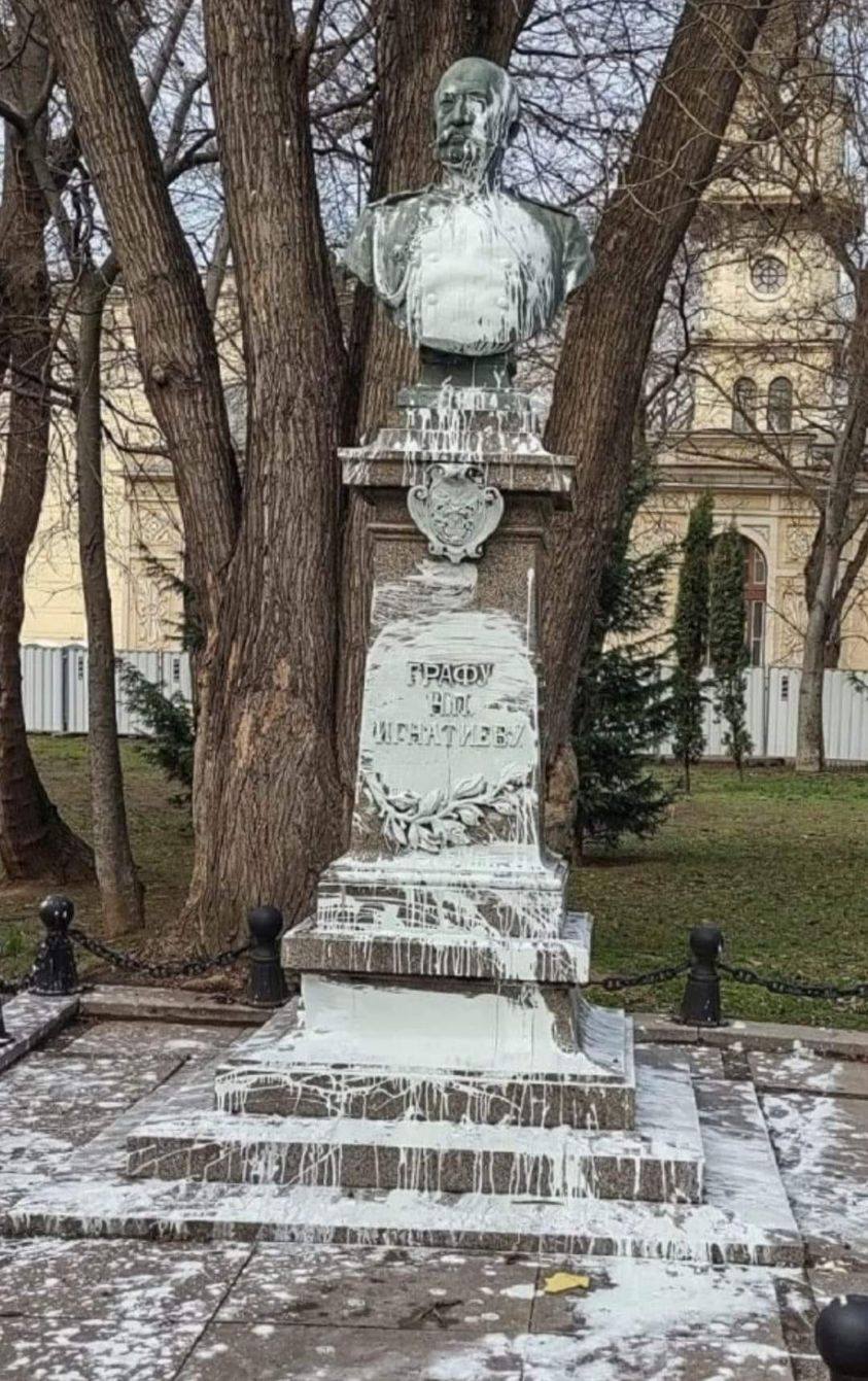 С бяла боя е бил залят бюст-паметникът на руския граф Н.П.