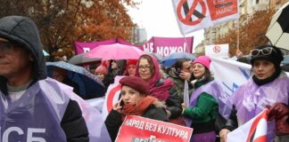 Културните дейци на протест пред МС, скандират „Денков, слез“