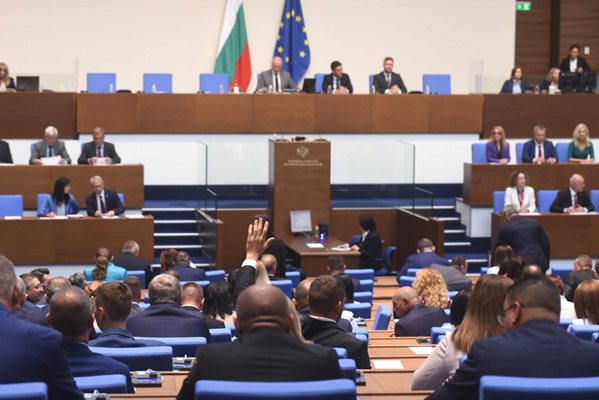 Председателят на парламента Росен Желязков предложи извънредно заседание на Народното