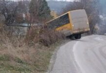 Училищен автобус падна в канавката. Шофьорът не бил вземал заплата от 6 месеца, не го интересували децата