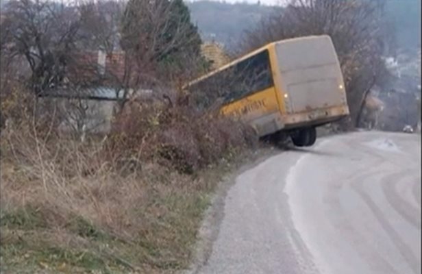 Училищен автобус падна в канавка край пътя Инцидентът е станал