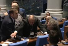 Депутатите отхвърлиха ветото на президента за БТР-те за Украйна, Манол Пейков за малко да отнесе шамари