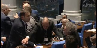 Депутатите отхвърлиха ветото на президента за БТР-те за Украйна, Манол Пейков за малко да отнесе шамари