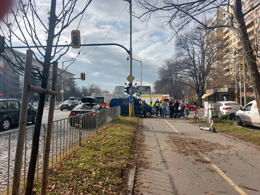 Три жени бяха ранени при катастрофа в София а бебе