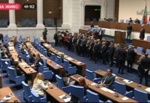 „Възраждане“, ИТН и БСП блокираха трибуната на парламента, гневни на „хората с флексовете“