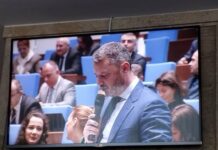 „Възраждане“ блокираха трибуната, депутатите се изказват от място