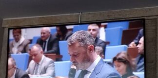 „Възраждане“ блокираха трибуната, депутатите се изказват от място