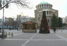 Откраднаха агнето от коледната украса пред храма „Света Неделя“ в София