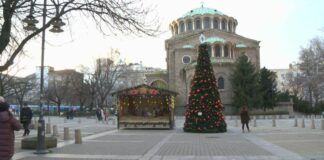Откраднаха агнето от коледната украса пред храма „Света Неделя“ в София