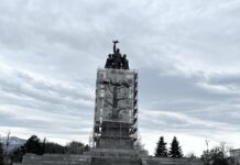 Паметникът на Съветската армия не падна, но му падна оградата