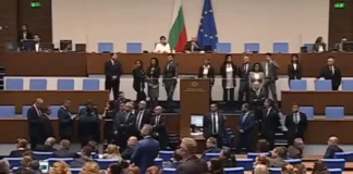 „Възраждане“ опитаха да задействат противопожарната система на парламента, но не успяха