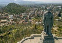 Общински съветник: Паметникът Альоша трябва да освободи заеманото място