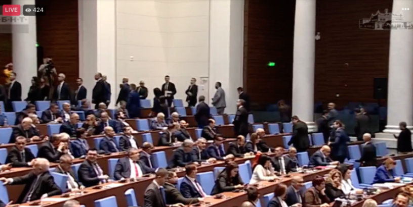 Правната комисия на парламента уважи ветото на президента Румен Радев върху възстановяването