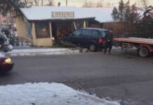 Кола влетя в закусвалня във Враца