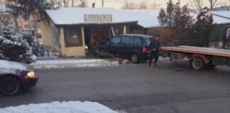 Кола влетя в закусвалня във Враца