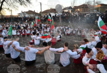 Стотици мъже се хванаха на хорото в студените води на Тунджа в Калофер