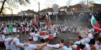 Стотици мъже се хванаха на хорото в студените води на Тунджа в Калофер