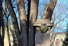 Арестуваха психично болен за съборения бюст на граф Игнатиев във Варна