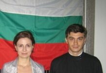 Дипломатката, обвинена в убийството на зетя си, остава в ареста