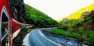 Родопската теснолинейка се удари в скали