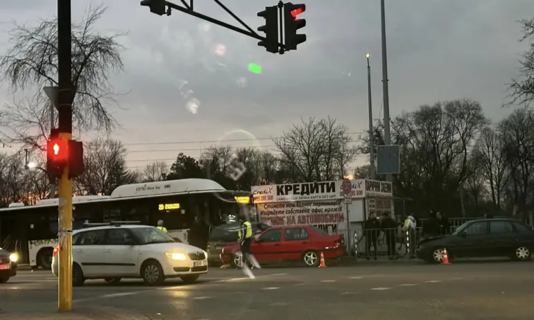 Катастрофа в София Автобус 20 е ударил 3 леки автомобила