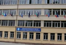 18-годишен без книжка блъсна връстник и заби колата си в ограда на училище в София