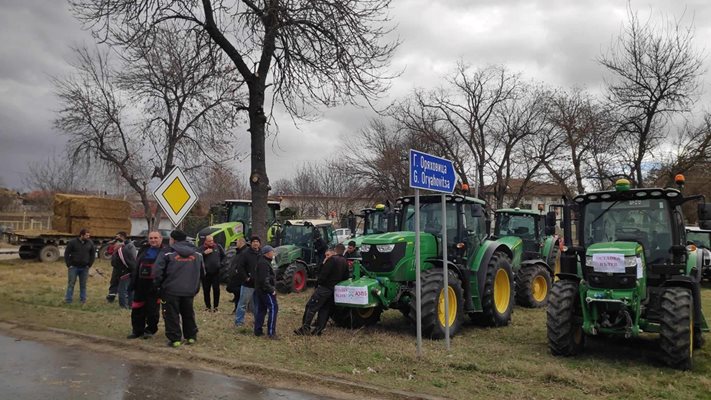 Около 100 трактора комбайни и други земеделски машини изкараха на
