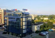 Маскирани полицаи нахлуха в „Лев инс“ и ССИ на Алексей Петров