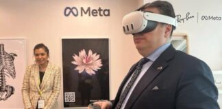 Асен Василев пробва в САЩ очила за виртуална реалност като някой турист от Африка