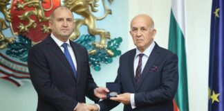 Вдигат приживе паметник на главния „библиотекар“, „мултак“ и ченге от ДС Стоян Денчев в Елхово