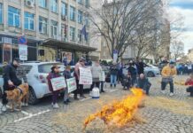 Земеделци искат оставката на Вътев на протест пред министерството
