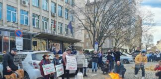 Земеделци искат оставката на Вътев на протест пред министерството