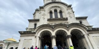 Опашка от вярващи на поклонението пред патриарх Неофит