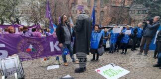 Протестиращите училищни медицински сестри: Столичната община се подиграва с нас