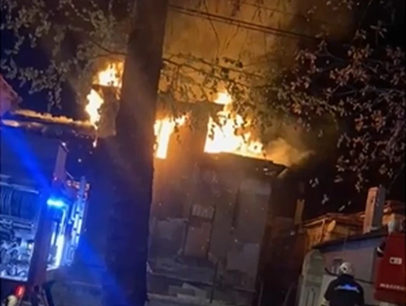 Пожар избухна в къща в центъра на Русе. Огънят е