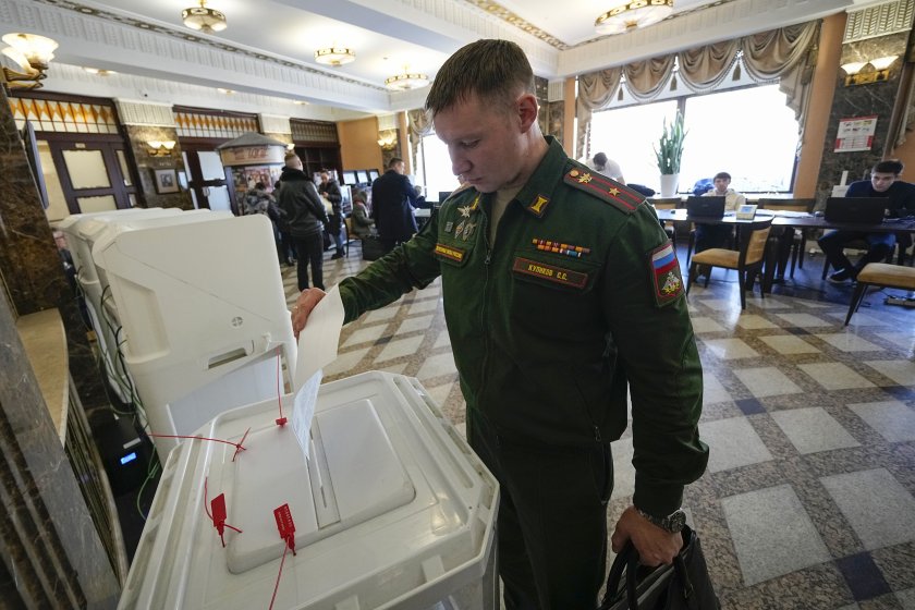 В Русия започнаха президентските избори с които се очаква Владимир