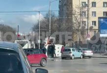Линейка се преобърна след удар с кола в центъра на София