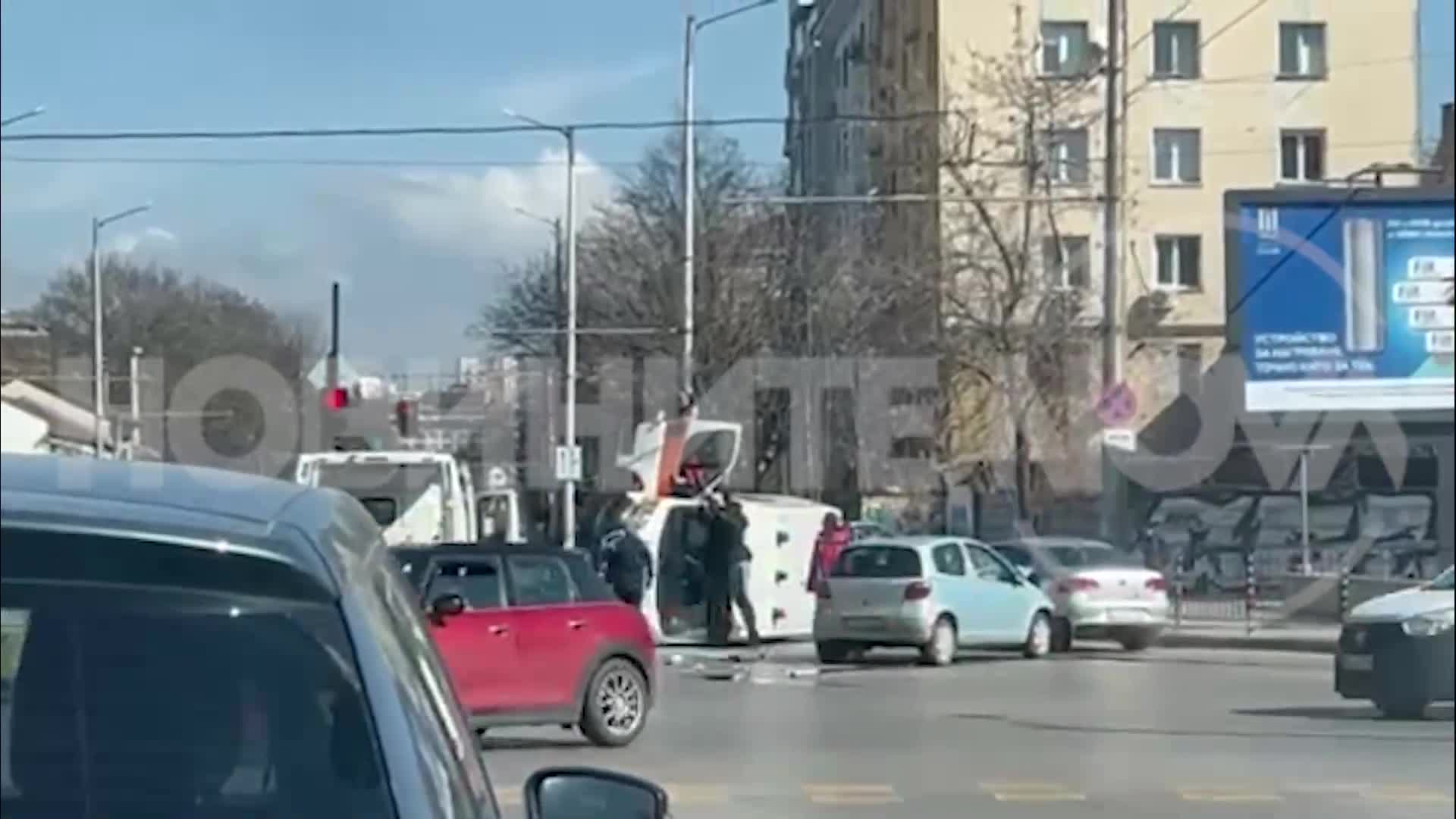 Линейка се преобърна след сблъсък с лек автомобил в центъра