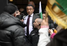 Привърженици на „Възраждане“ атакуваха Лорер в кафене до парламента, полиция го спаси от линч