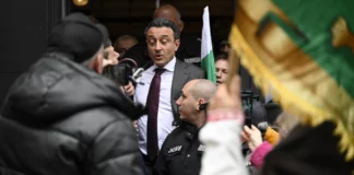 Привърженици на „Възраждане“ атакуваха Лорер в кафене до парламента, полиция го спаси от линч