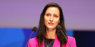 Мария Габриел: Очаквам извинение за епитетите и обидите