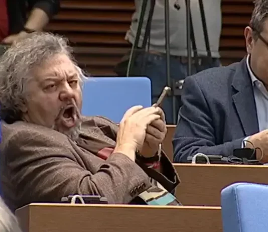 Министър Вълчев уличи в лъжа депутата Пейков: Няма нареждане за извънредни родителски срещи утре