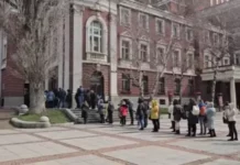 Опашки пред касите на Народния театър за билети от 8 лв.