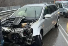 Кола се блъсна челно в автобус в София