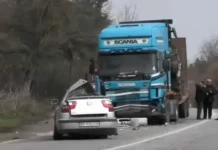 Кола и камион се удариха челно, две жени загинаха