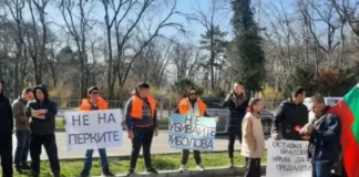 Рибари и хотелиери на протест във Варна срещу перките в морето