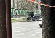 Просещ „инвалид“ стана от количката, проходи и я прибра в багажника на колата